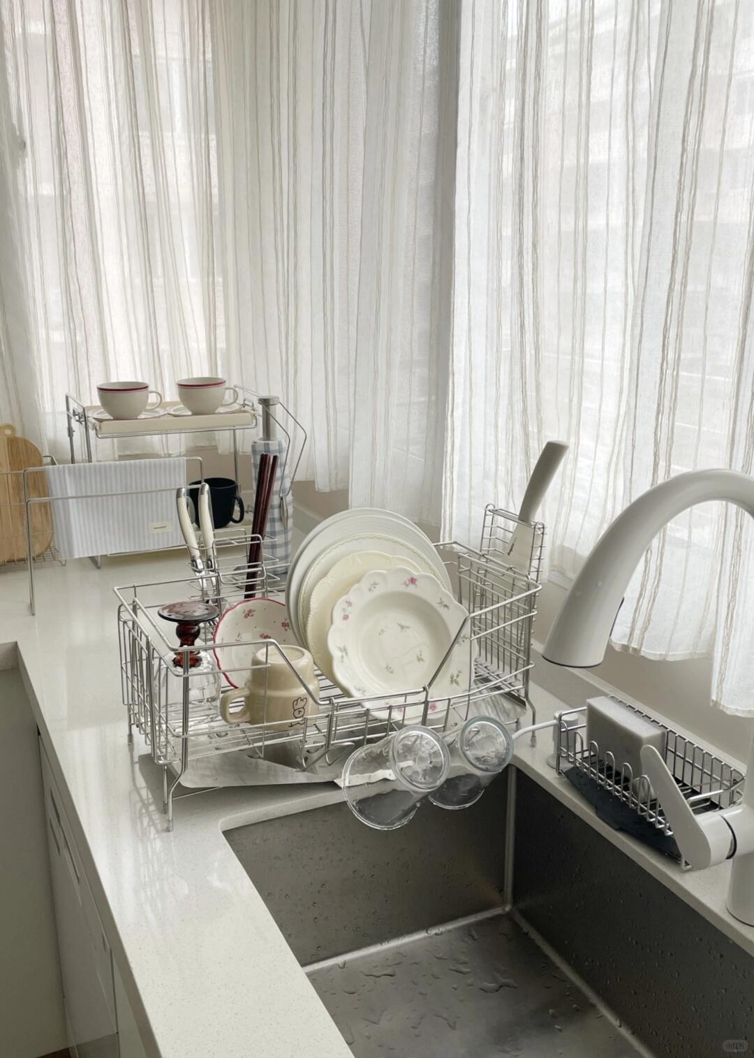 How do acid and alkali resistant drain racks keep kitchen tableware dry and hygienic?